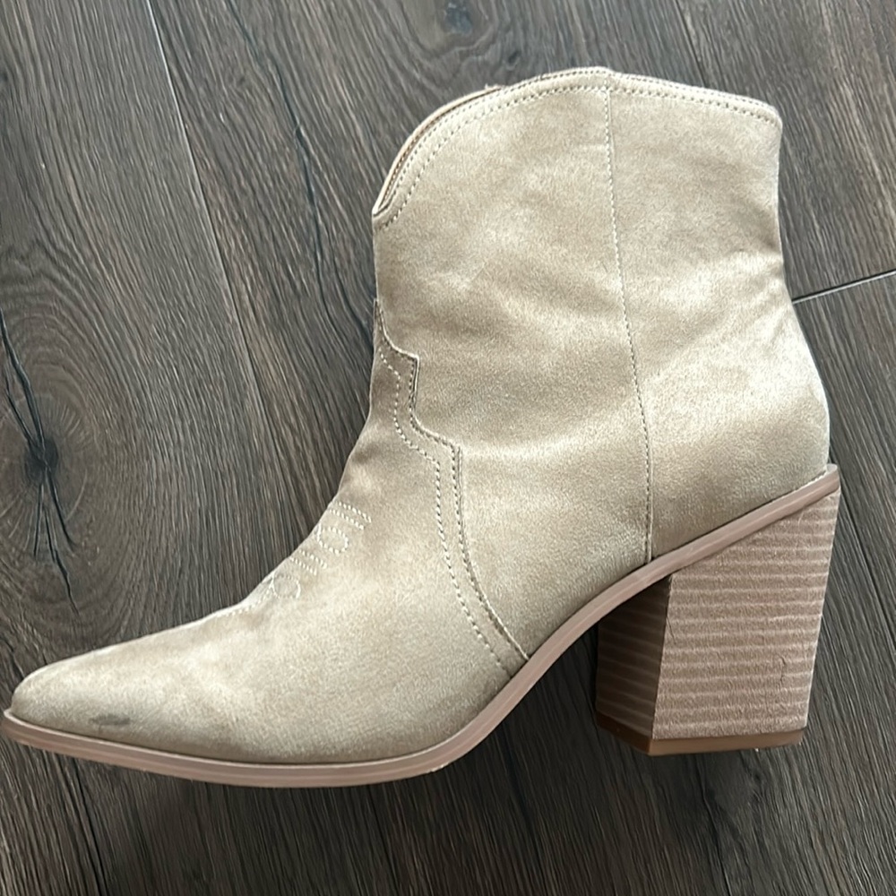 Abound cream/tan suede boots